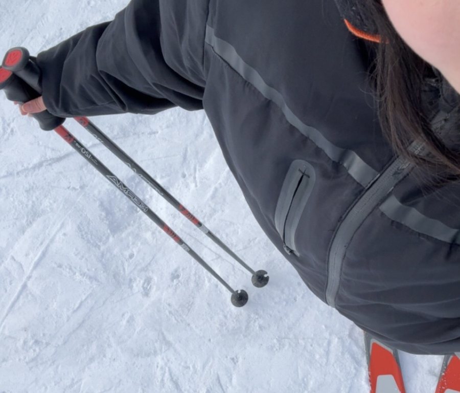 En haut d'une piste, bâtons en main